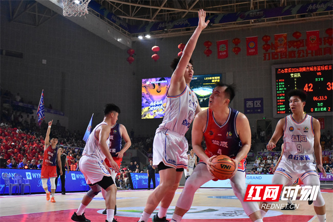 当晚，比赛一开始，双方展开激烈比拼，场上攻防交替、对抗十足。第一节、第二节娄底队以微弱优势领先。