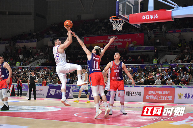 第三节，益阳队抓住机会连续发力，一度领先娄底队一分。但到了第四节，场上节奏完全被娄底队掌控，尽管益阳队频繁换人，仍然无法扭转颓势。