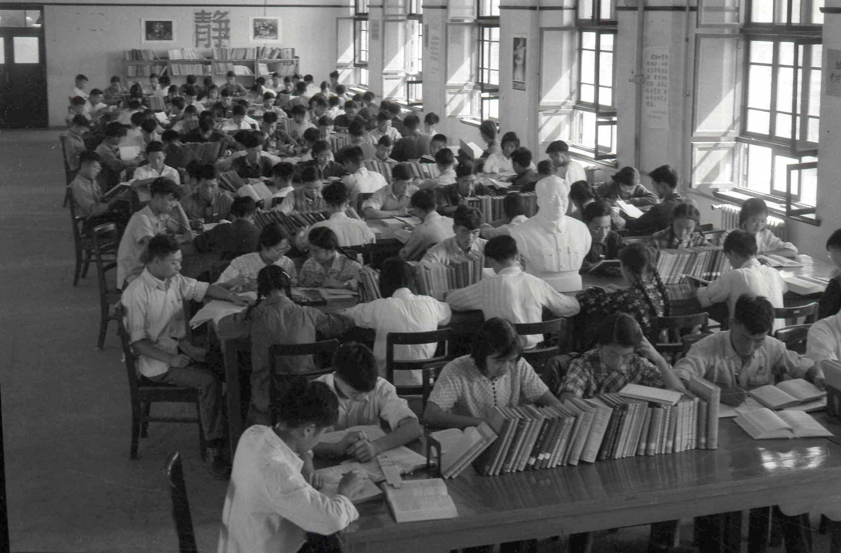 1959年,学生们在西迁后的交大校园图书馆阅览室内学习(资料照片)。