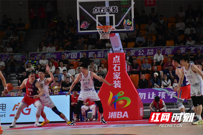 队友罗智豪同样表现不俗，交出19分、14篮板、4助攻、2盖帽的“两双”成绩单，尽显内线统治力。