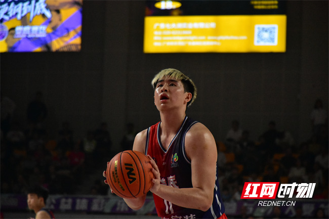 比赛中，娄底队双星表现亮眼：球员贺赵杰攻防两端全面发力，全场贡献25分、7篮板、5助攻、2抢断、1盖帽的全面数据，用犀利的突破和稳定的发挥带动全队进攻。