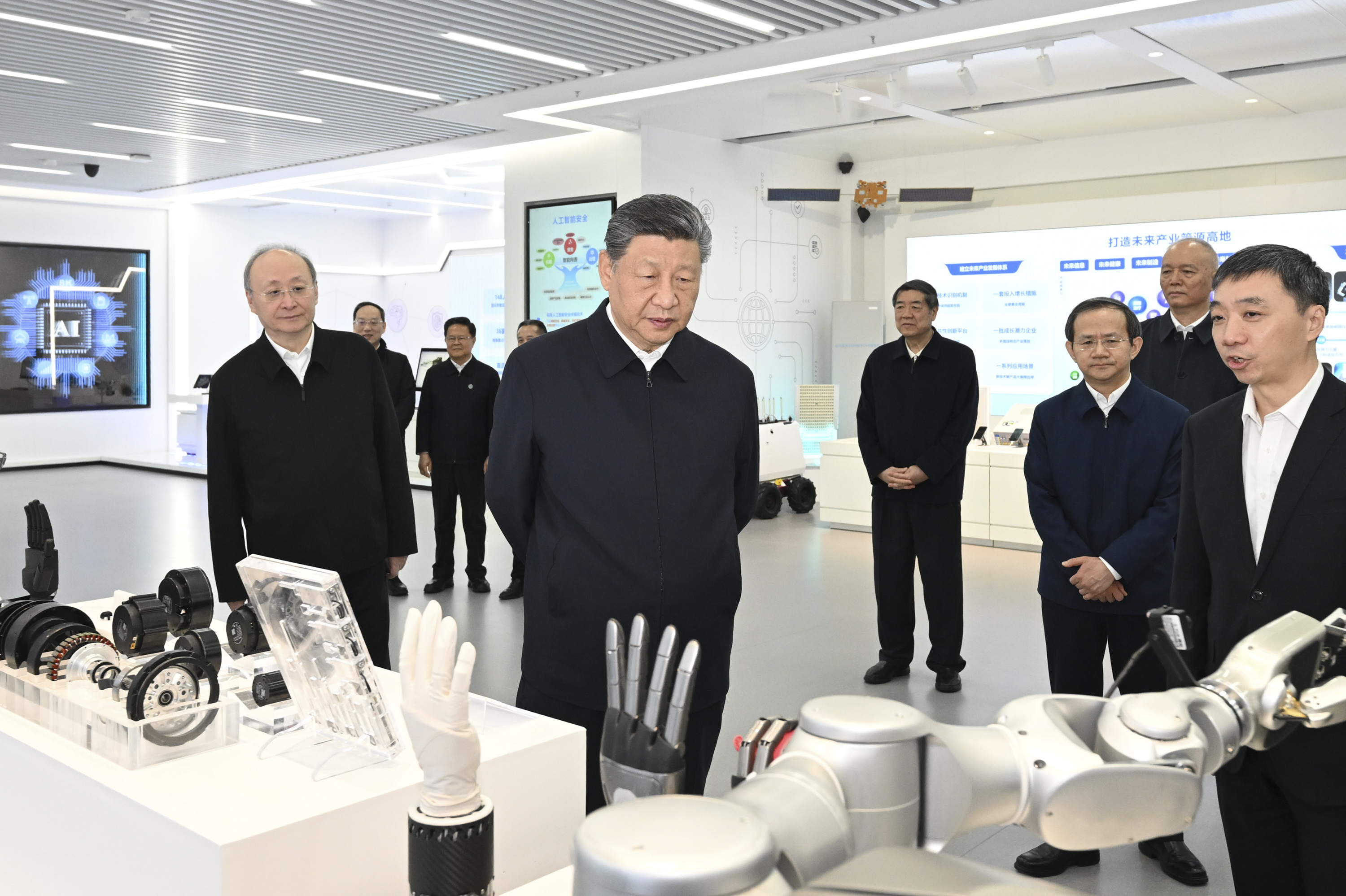 △ 2026年2月9日，习近平总书记在位于北京亦庄的国家信创园考察。