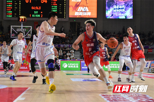 红网时刻新闻4月11日讯（记者 李响炮）4月10日晚，“点石家装”2026湖南省城市篮球联赛（湘BA）常规赛第三轮打响，娄底队坐镇主场迎战益阳队，最终以71：61的比分力克对手，顺利拿下胜利。