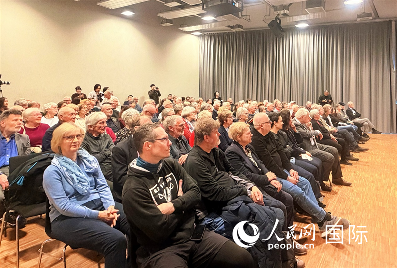 （当地时间4月9日，柏林中国文化中心举办“中国故事”系列讲座之“骑行中国：喜马拉雅、丝绸之路与重走长征路”，图为讲座现场。 人民网记者 刘赫摄）