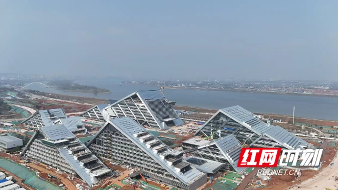 “钢铁绣花”精准落位，1.3万吨钢结构筑就现代化会议中心