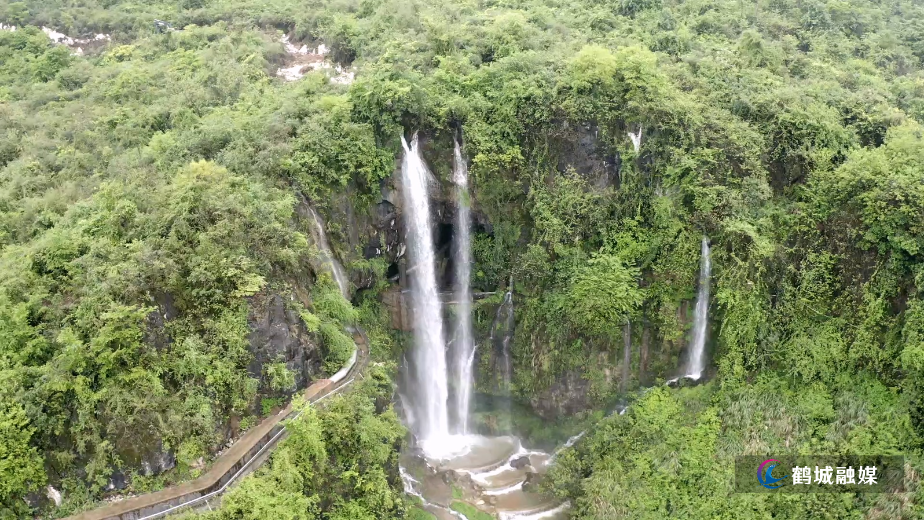 雨水充沛水量涨 龙口瀑布迎来观光热潮.mp4_20260415_162352.480.jpg