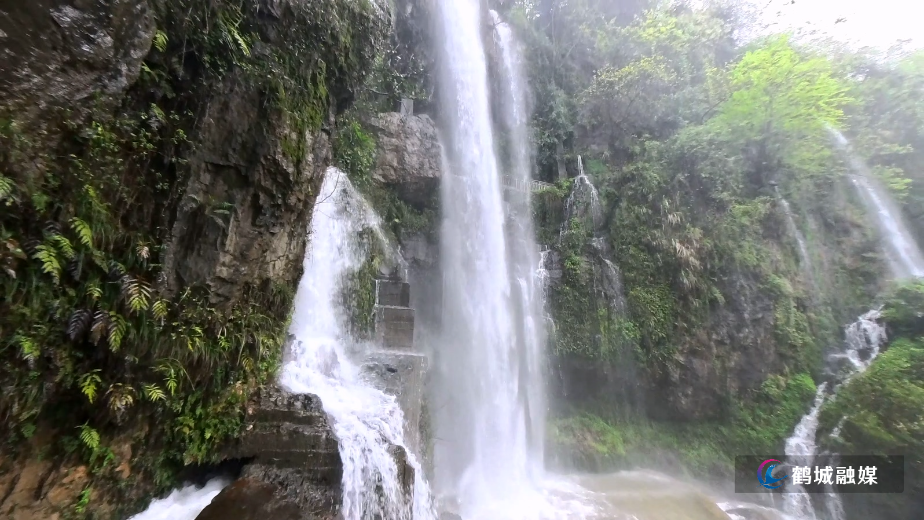 雨水充沛水量涨 龙口瀑布迎来观光热潮.mp4_20260415_162358.065.jpg