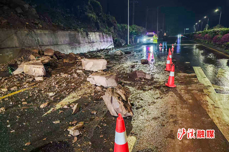 交警清理石头 (1).jpg