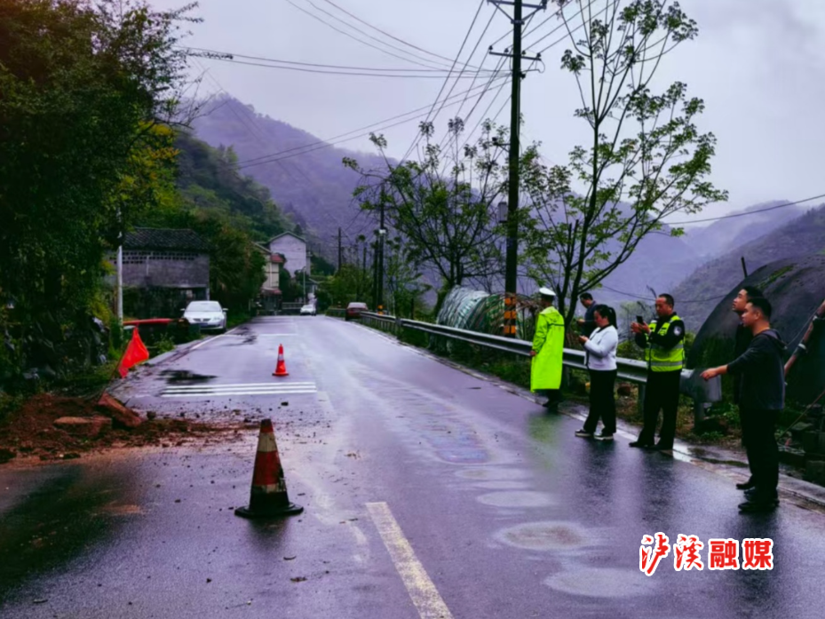 交警清理石头 (2).jpg