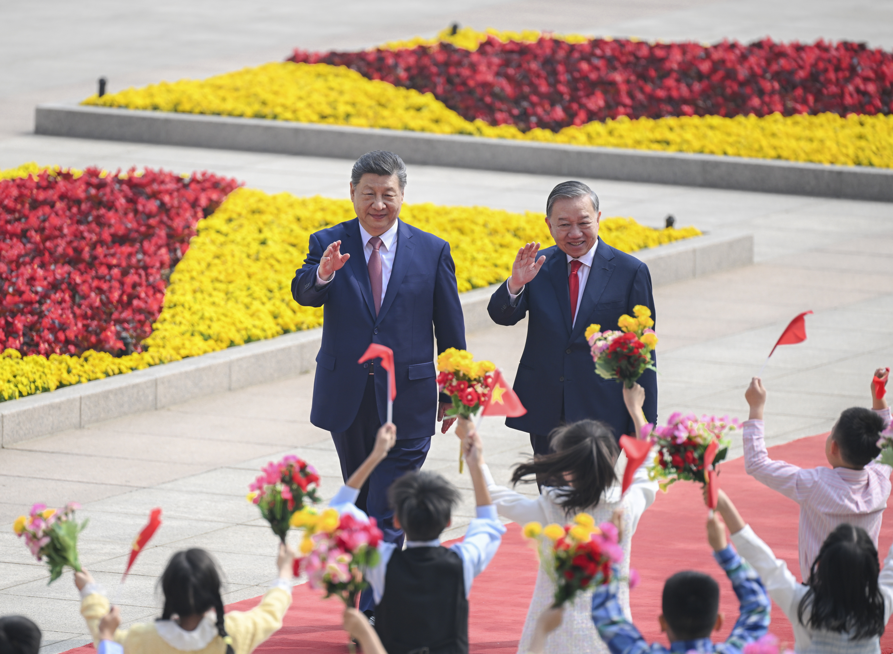 习近平总书记同苏林总书记共同会见中越青年代表侧记