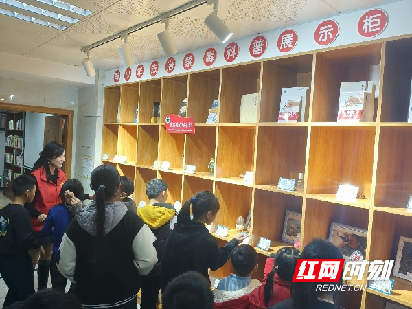 图二阳光苑社区在七彩假期爱心托管班开展青少年科普教育_副本.jpg