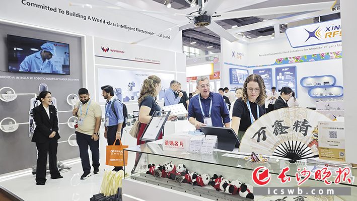 本届广交会吸引了长沙201家企业携379个展位亮相。长沙企业万鑫精工的展台前围满大量海外客商。长沙晚报通讯员 康清城 摄