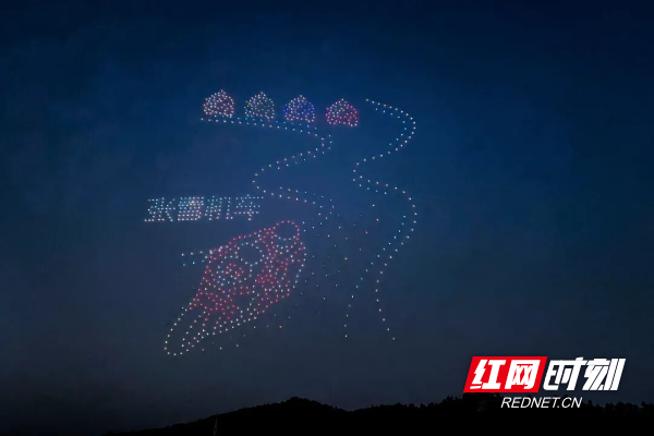 4月18日，浏阳河畔，无人机阵列在空中编织出张雪机车从草根车间到世界赛道的轨迹，浏阳烟花携手张雪机车，将速度与激情、热爱与奔赴的热血氛围拉满全场。