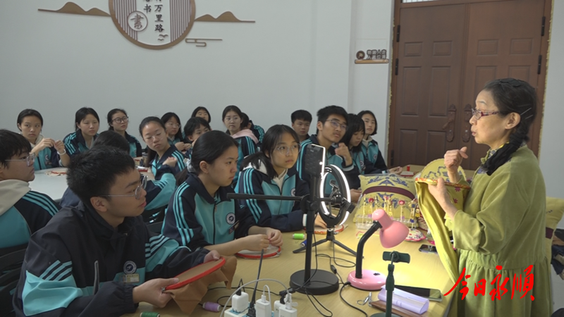 书香润心灵 非遗绽光彩——县图书馆服务宣传周暨首届全民阅读活动周启动仪式和非遗剪纸、土家挑花体验活动圆满举办1.png