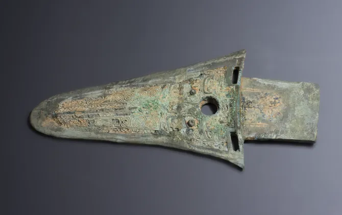 商末兽面云雷纹青铜戈