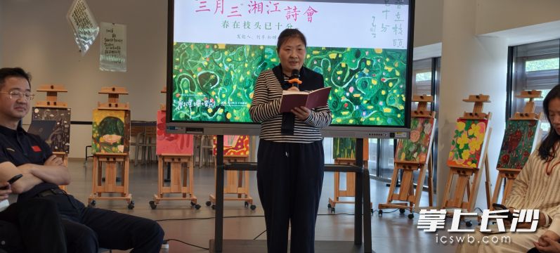 新时代“扫帚”诗人黄新生发言。