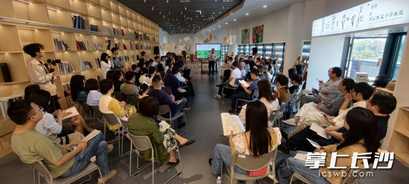 4月19日，一场以“春在枝头已十分”为主题的“三月三”湘江诗会在湖南美术馆二楼艺文空间诗意举办。