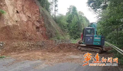 宁远县棉花坪瑶族乡：暴雨引发道路塌方 抢修保通行暖民心_副本_副本500.jpg