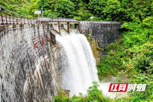 湖南新田：开闸泄洪 安全度汛01.jpg
