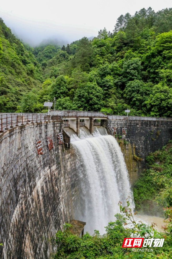 湖南新田：开闸泄洪 安全度汛04.jpg