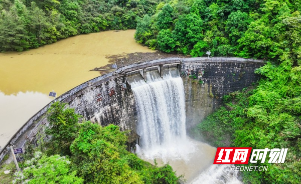 湖南新田：开闸泄洪 安全度汛05.jpg