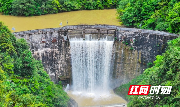 湖南新田：开闸泄洪 安全度汛06.jpg
