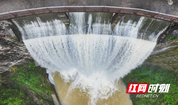 湖南新田：开闸泄洪 安全度汛07.jpg