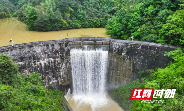 湖南新田：开闸泄洪 安全度汛08.jpg