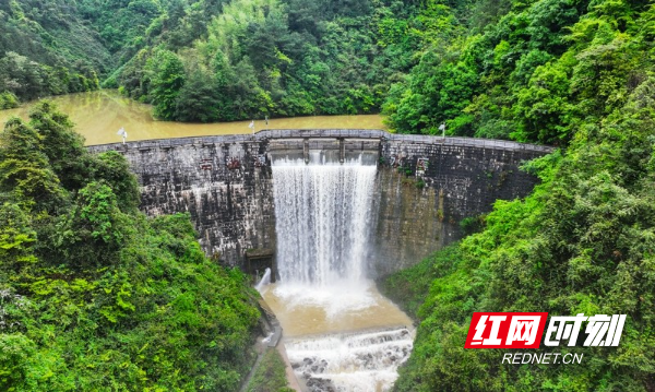湖南新田：开闸泄洪 安全度汛09.jpg