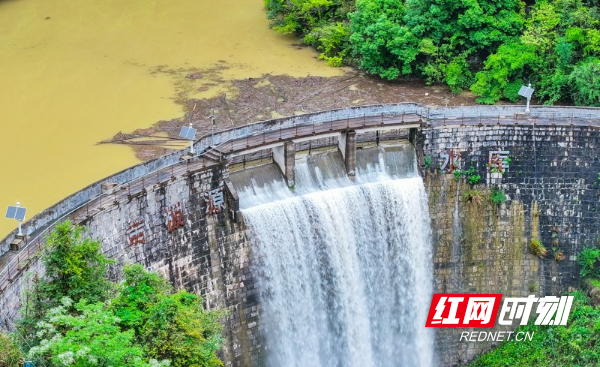 湖南新田：开闸泄洪 安全度汛10.jpg