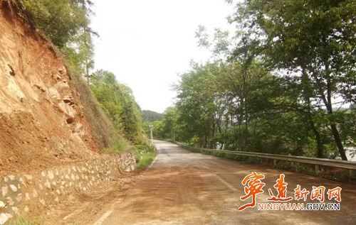 宁远县棉花坪瑶族乡:暴雨引发道路塌方 抢修保通行暖民心2_副本_副本500.jpg 宁远县棉花坪瑶族乡:暴雨引发道路塌方 抢修保通行暖民心2_副本_副本500.jpg