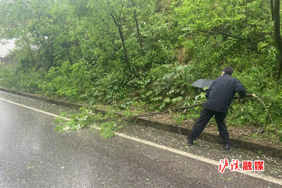 交警雨季巡逻.jpg