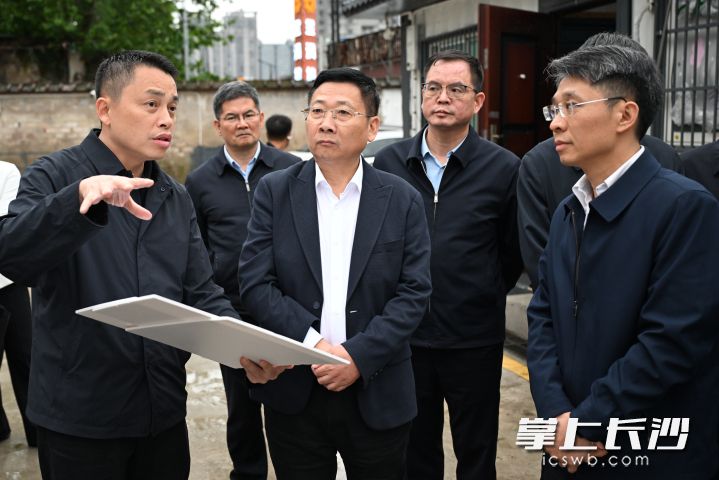 4月21日,市委副书记、市长陈博彰调研裸露闲置地块盘活利用工作。 长沙晚报全媒体记者 王志伟 摄 4月21日,市委副书记、市长陈博彰调研裸露闲置地块盘活利用工作。 长沙晚报全媒体记者 王志伟 摄