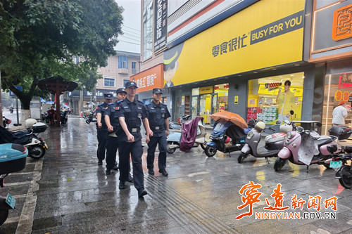 宁远县公安局：雨中有 “警”  守护不停_副本500.jpg