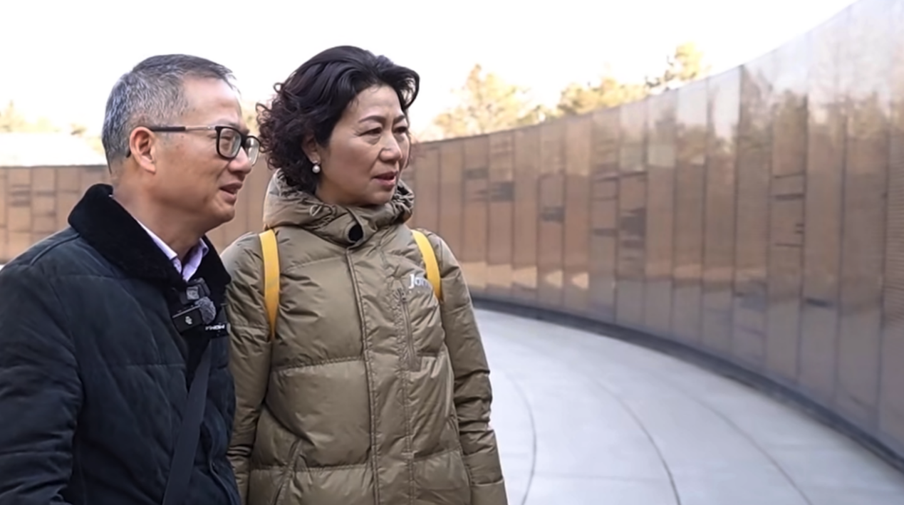 钱若君和妻子在沈阳抗美援朝烈士陵园祭奠叔叔。王铎摄