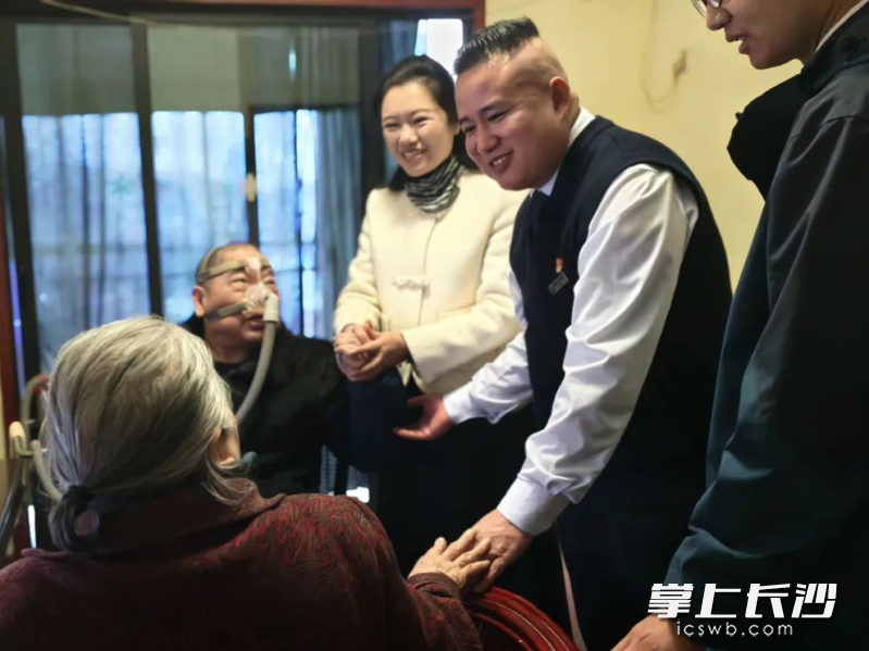 观湖小区物业服务企业人员定期看望高龄留守老人，为业主带来暖心陪伴。  均为通讯员供图