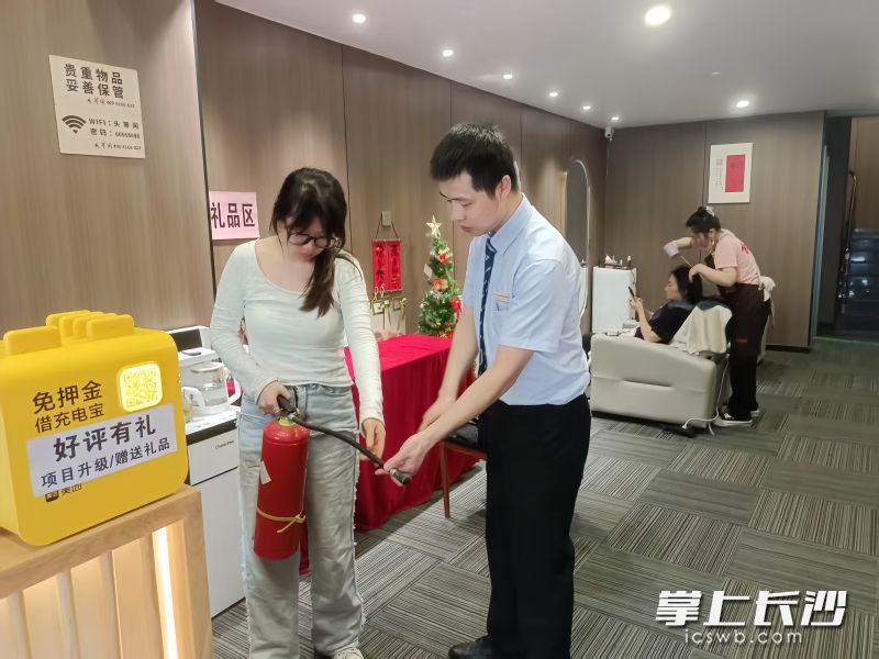 融科三万英尺小区开展消防宣传志愿活动，教业主如何使用消防设施。