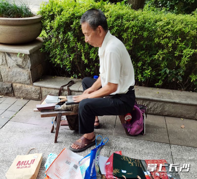 长房星城世家小区定期开展“老行当”进小区便民服务活动，为业主带来实实在在的便利。