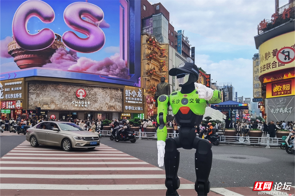 长沙五一广场新风景：会敬礼的机器人交警