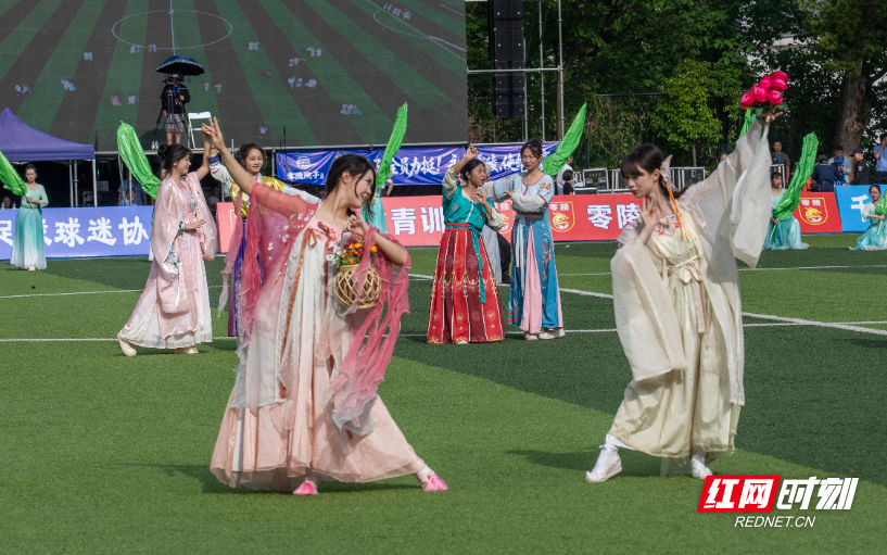 4月26日下午3时30分，2026年永州市足球联赛一场焦点战在湖南科技学院足球场打响。坐镇主场的零陵龙成青训队与来访的祁阳向阳队在高温中激战90分钟，最终0比0握手言和。本场比赛因昔日湘超“番茄三兄弟”首次在正式比赛中分属对立阵营而备受关注——林昊、谷文杰代表零陵龙成青训出战，唐嘉年则镇守祁阳向阳球门，被球迷称为“番茄德比”。现场座无虚席，观众在炎热的天气中见证了一场既有高强对抗、又充满绿茵温情的较量。