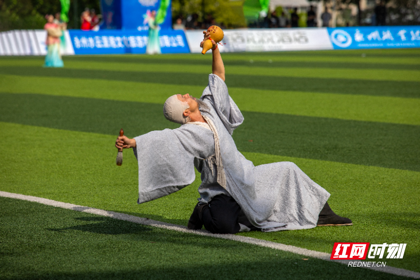 4月26日下午3时30分，2026年永州市足球联赛一场焦点战在湖南科技学院足球场打响。坐镇主场的零陵龙成青训队与来访的祁阳向阳队在高温中激战90分钟，最终0比0握手言和。本场比赛因昔日湘超“番茄三兄弟”首次在正式比赛中分属对立阵营而备受关注——林昊、谷文杰代表零陵龙成青训出战，唐嘉年则镇守祁阳向阳球门，被球迷称为“番茄德比”。现场座无虚席，观众在炎热的天气中见证了一场既有高强对抗、又充满绿茵温情的较量。