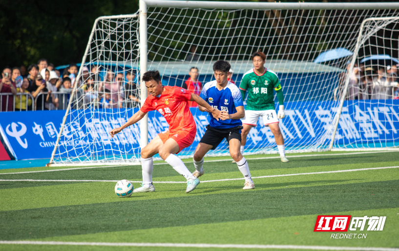 4月26日下午3时30分，2026年永州市足球联赛一场焦点战在湖南科技学院足球场打响。坐镇主场的零陵龙成青训队与来访的祁阳向阳队在高温中激战90分钟，最终0比0握手言和。本场比赛因昔日湘超“番茄三兄弟”首次在正式比赛中分属对立阵营而备受关注——林昊、谷文杰代表零陵龙成青训出战，唐嘉年则镇守祁阳向阳球门，被球迷称为“番茄德比”。现场座无虚席，观众在炎热的天气中见证了一场既有高强对抗、又充满绿茵温情的较量。