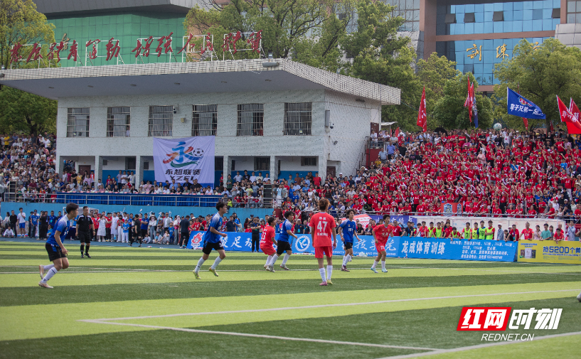 4月26日下午3时30分，2026年永州市足球联赛一场焦点战在湖南科技学院足球场打响。坐镇主场的零陵龙成青训队与来访的祁阳向阳队在高温中激战90分钟，最终0比0握手言和。本场比赛因昔日湘超“番茄三兄弟”首次在正式比赛中分属对立阵营而备受关注——林昊、谷文杰代表零陵龙成青训出战，唐嘉年则镇守祁阳向阳球门，被球迷称为“番茄德比”。现场座无虚席，观众在炎热的天气中见证了一场既有高强对抗、又充满绿茵温情的较量。