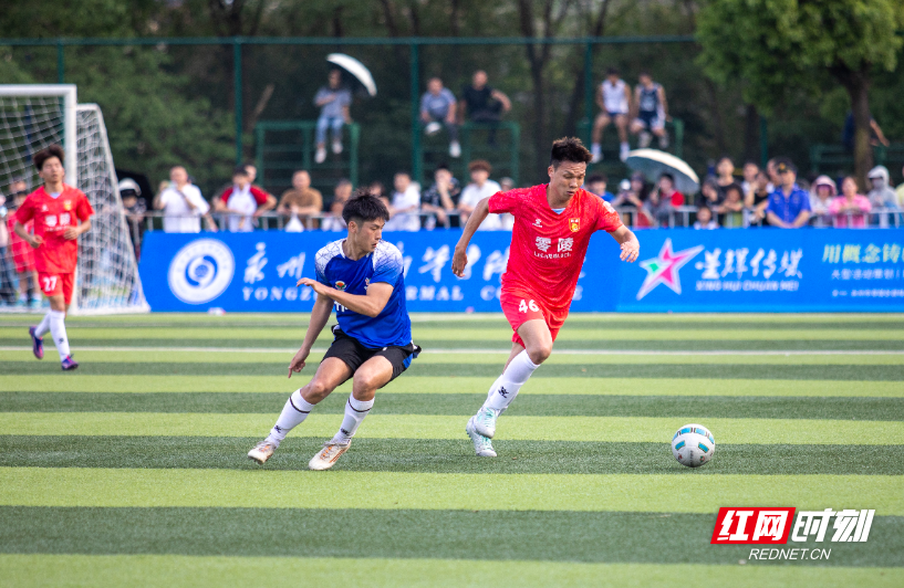 4月26日下午3时30分，2026年永州市足球联赛一场焦点战在湖南科技学院足球场打响。坐镇主场的零陵龙成青训队与来访的祁阳向阳队在高温中激战90分钟，最终0比0握手言和。本场比赛因昔日湘超“番茄三兄弟”首次在正式比赛中分属对立阵营而备受关注——林昊、谷文杰代表零陵龙成青训出战，唐嘉年则镇守祁阳向阳球门，被球迷称为“番茄德比”。现场座无虚席，观众在炎热的天气中见证了一场既有高强对抗、又充满绿茵温情的较量。