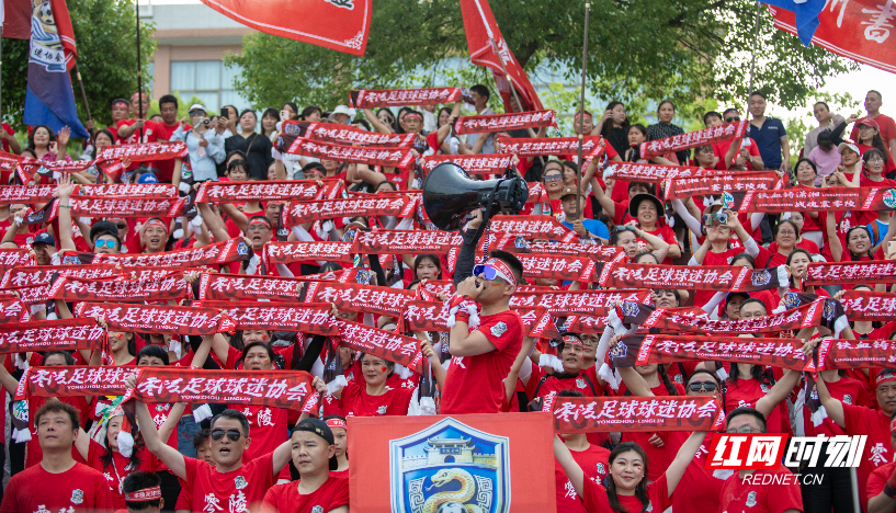 4月26日下午3时30分，2026年永州市足球联赛一场焦点战在湖南科技学院足球场打响。坐镇主场的零陵龙成青训队与来访的祁阳向阳队在高温中激战90分钟，最终0比0握手言和。本场比赛因昔日湘超“番茄三兄弟”首次在正式比赛中分属对立阵营而备受关注——林昊、谷文杰代表零陵龙成青训出战，唐嘉年则镇守祁阳向阳球门，被球迷称为“番茄德比”。现场座无虚席，观众在炎热的天气中见证了一场既有高强对抗、又充满绿茵温情的较量。