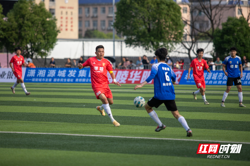 4月26日下午3时30分，2026年永州市足球联赛一场焦点战在湖南科技学院足球场打响。坐镇主场的零陵龙成青训队与来访的祁阳向阳队在高温中激战90分钟，最终0比0握手言和。本场比赛因昔日湘超“番茄三兄弟”首次在正式比赛中分属对立阵营而备受关注——林昊、谷文杰代表零陵龙成青训出战，唐嘉年则镇守祁阳向阳球门，被球迷称为“番茄德比”。现场座无虚席，观众在炎热的天气中见证了一场既有高强对抗、又充满绿茵温情的较量。