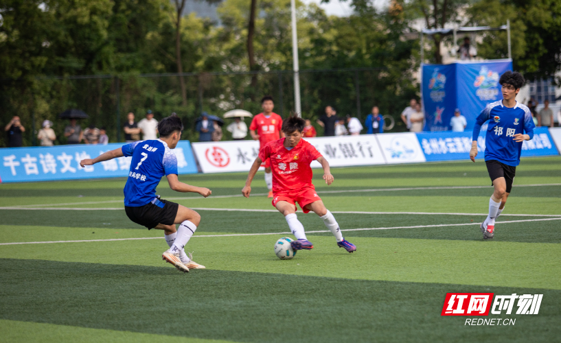 4月26日下午3时30分，2026年永州市足球联赛一场焦点战在湖南科技学院足球场打响。坐镇主场的零陵龙成青训队与来访的祁阳向阳队在高温中激战90分钟，最终0比0握手言和。本场比赛因昔日湘超“番茄三兄弟”首次在正式比赛中分属对立阵营而备受关注——林昊、谷文杰代表零陵龙成青训出战，唐嘉年则镇守祁阳向阳球门，被球迷称为“番茄德比”。现场座无虚席，观众在炎热的天气中见证了一场既有高强对抗、又充满绿茵温情的较量。
