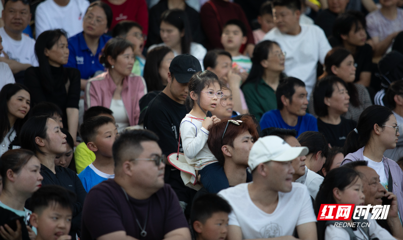 4月26日下午3时30分，2026年永州市足球联赛一场焦点战在湖南科技学院足球场打响。坐镇主场的零陵龙成青训队与来访的祁阳向阳队在高温中激战90分钟，最终0比0握手言和。本场比赛因昔日湘超“番茄三兄弟”首次在正式比赛中分属对立阵营而备受关注——林昊、谷文杰代表零陵龙成青训出战，唐嘉年则镇守祁阳向阳球门，被球迷称为“番茄德比”。现场座无虚席，观众在炎热的天气中见证了一场既有高强对抗、又充满绿茵温情的较量。