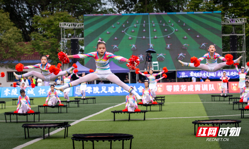 4月26日下午3时30分，2026年永州市足球联赛一场焦点战在湖南科技学院足球场打响。坐镇主场的零陵龙成青训队与来访的祁阳向阳队在高温中激战90分钟，最终0比0握手言和。本场比赛因昔日湘超“番茄三兄弟”首次在正式比赛中分属对立阵营而备受关注——林昊、谷文杰代表零陵龙成青训出战，唐嘉年则镇守祁阳向阳球门，被球迷称为“番茄德比”。现场座无虚席，观众在炎热的天气中见证了一场既有高强对抗、又充满绿茵温情的较量。