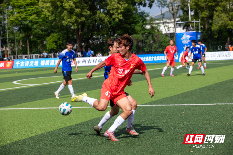 4月26日下午3时30分，2026年永州市足球联赛一场焦点战在湖南科技学院足球场打响。坐镇主场的零陵龙成青训队与来访的祁阳向阳队在高温中激战90分钟，最终0比0握手言和。本场比赛因昔日湘超“番茄三兄弟”首次在正式比赛中分属对立阵营而备受关注——林昊、谷文杰代表零陵龙成青训出战，唐嘉年则镇守祁阳向阳球门，被球迷称为“番茄德比”。现场座无虚席，观众在炎热的天气中见证了一场既有高强对抗、又充满绿茵温情的较量。